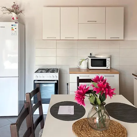 2 Bedroom Awesome In Apartamento *