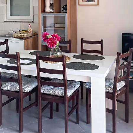 2 Bedroom Awesome In Apartamento Maslenica
